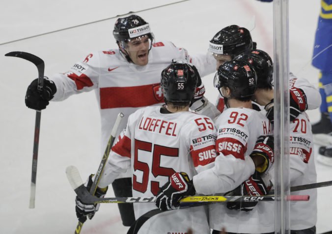 Švajčiari na MS v hokeji 2018 stratili dvojgólové vedenie a Rakúšanov zdolali až po predĺžení