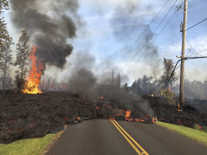Láva z havajskej sopky Kilauea spálila niekoľko domov, úrady evakuujú ľudí z viacerých oblastí