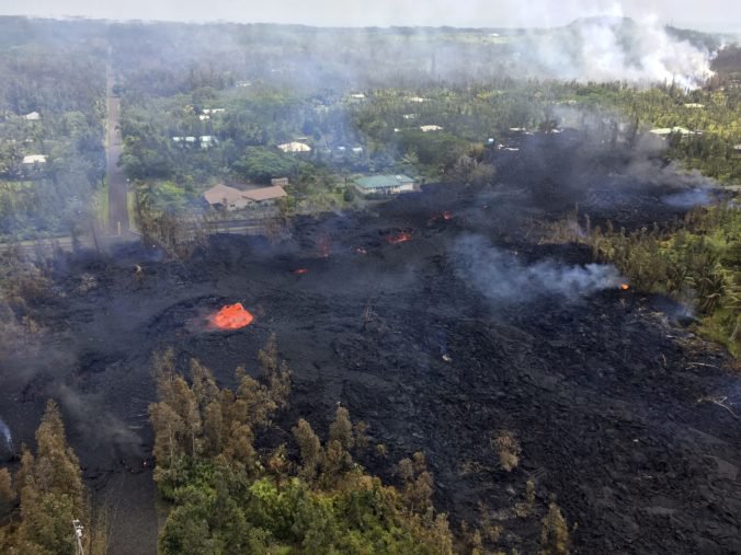Video: Na Havaji evakuovali stovky ľudí, láva zo sopky Kilauea ničí domy
