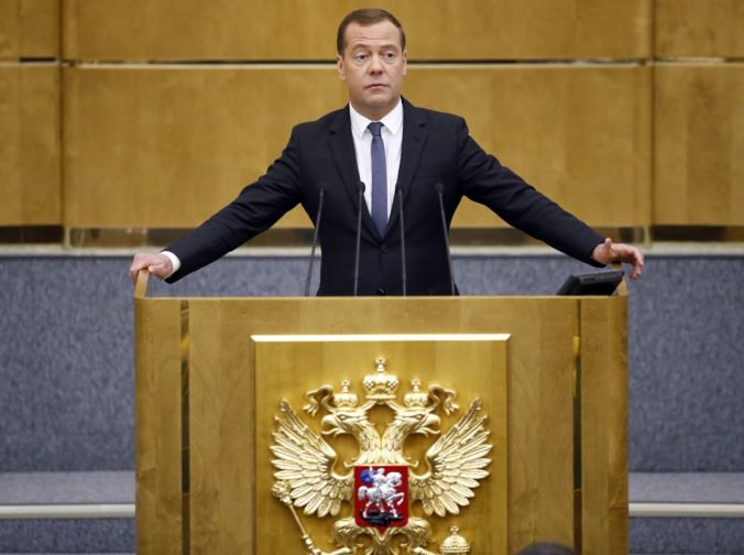 Dmitrij Medvedev ostáva premiérom Ruska, získal podporu parlamentu