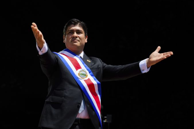 Carlos Alvarado zložil prezidentský sľub a adresoval aj výzvu poslancom