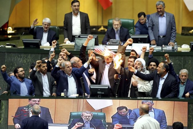 Video: Smrť Amerike, skandovali iránski poslanci v parlamente a zapálili papierovú vlajku USA