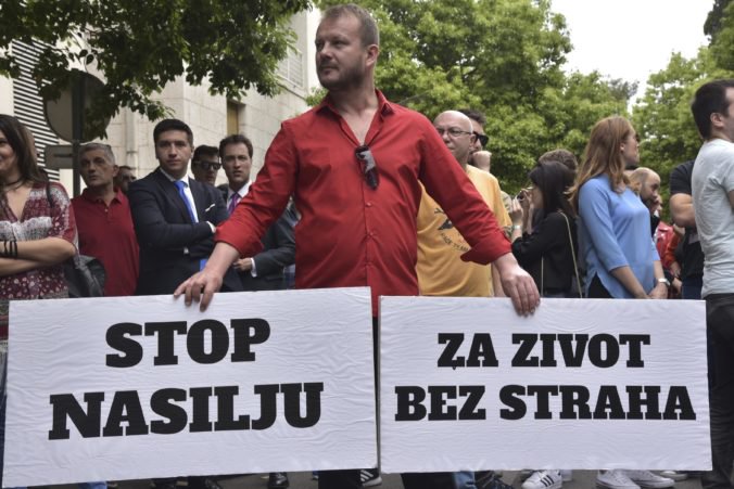 Ľudia v Čiernej Hore protestujú proti útoku na investigatívnu novinárku, žiadajú vyšetriť prípad