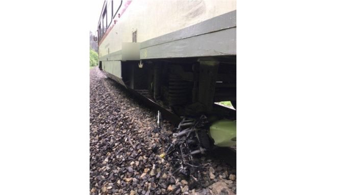 Foto: V Žilinskom okrese došlo k zrážke s vlakom, motocyklista nehodu neprežil