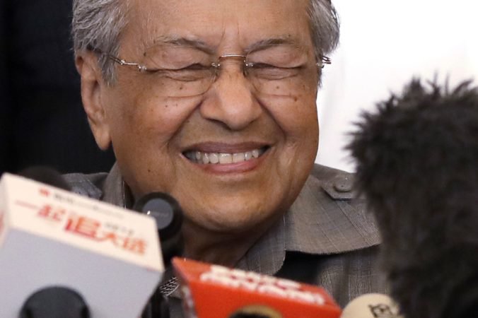 Parlamentné voľby v Malajzii vyhrala opozičná aliancia, vládu povedie 92-ročný expremiér