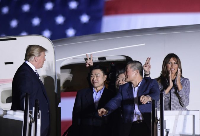 Trump privítal Američanov väznených v Severnej Kórei a poďakoval sa Kim Čong-unovi