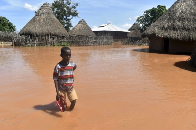 Video: Priehrada v Keni sa pretrhla, voda s bahnom strhla stovky domov a zahynulo množstvo ľudí