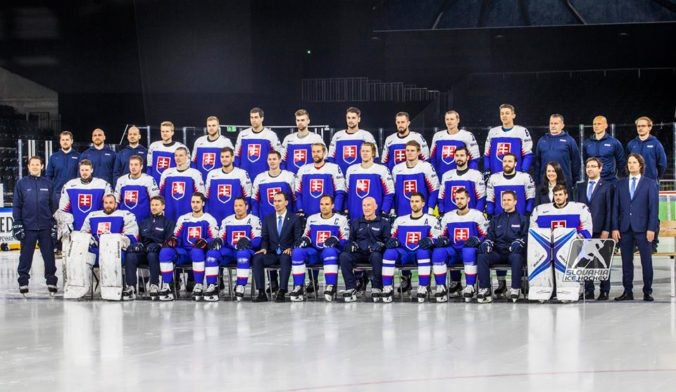 Slovenskí hokejisti absolvovali tímové fotenie, Jurčo si doberal trénera Ramsayho