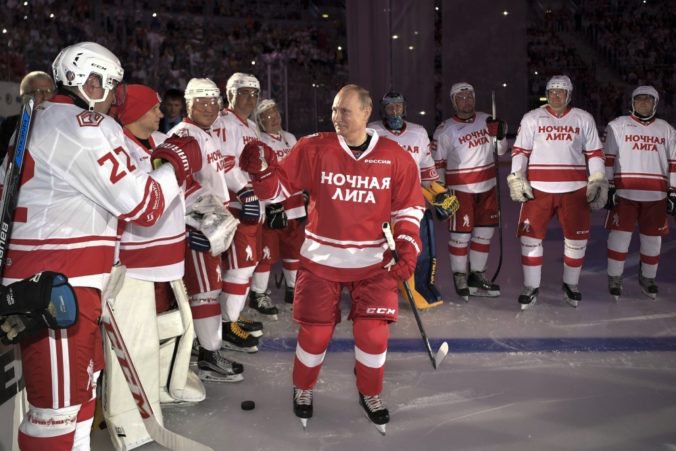 Video: Putin si zahral benefičný zápas s bývalými hviezdami NHL, prezident strelil päť gólov
