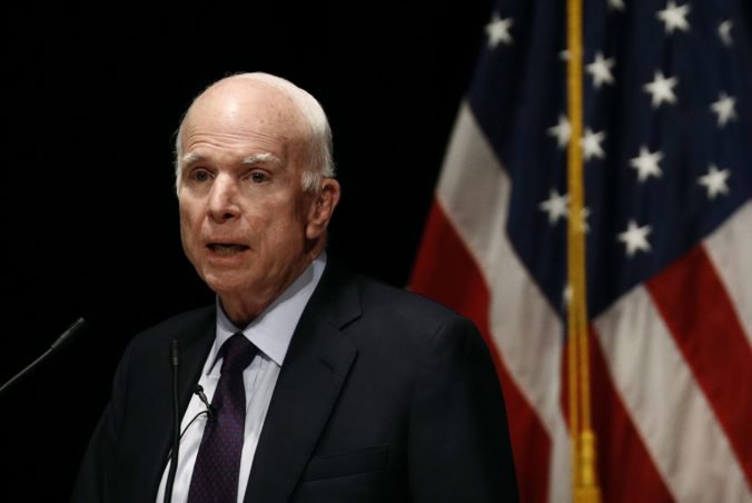 Trumpova asistentka sa neúctivo vyjadrila o vážne chorom senátorovi McCainovi