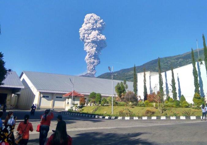 Video: Najaktívnejšia indonézska sopka Merapi vybuchla, úrady evakuovali ľudí v okolí krátera