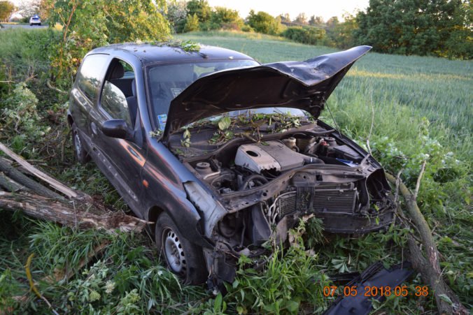 Foto: Opitý tínedžer skončil s autom v plote, ďalší podgurážený vodič narazil do stromu