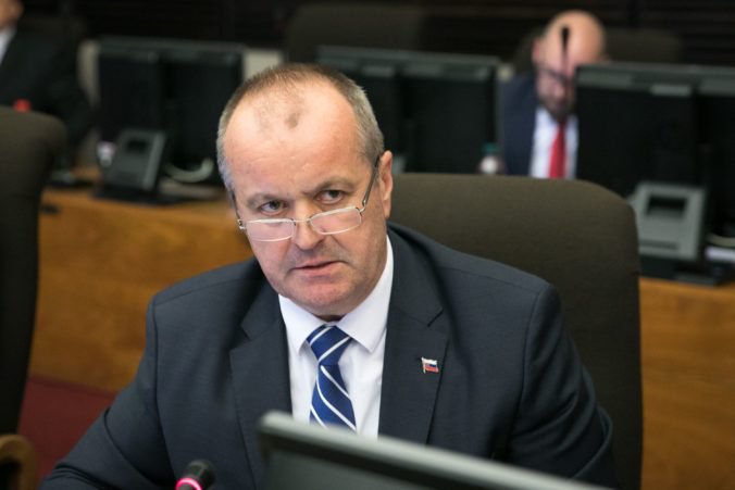 Minister Gajdoš podal trestné oznámenie na poslanca Krajniaka