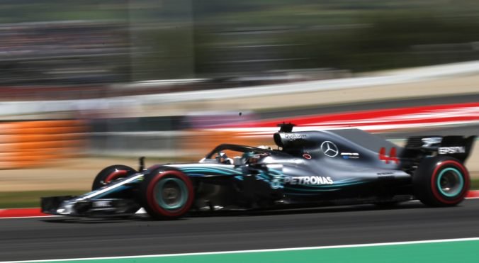 Jazdci Mercedesu ovládli prvé dva tréningy v Španielsku