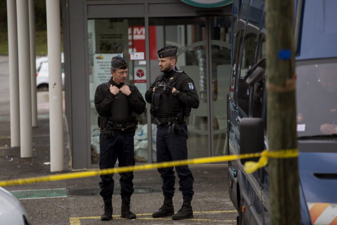 Aktualizované: Muž útočil nožom v centre Paríža, polícia ho zastrelila