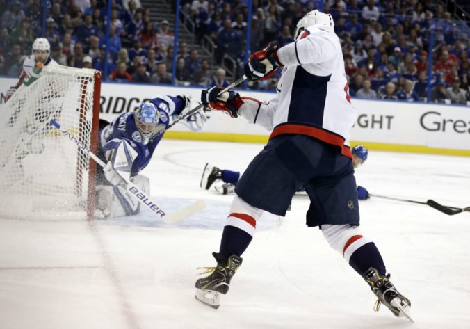 Video: Washington nasúkal Tampe šesť gólov a v konferenčnom finále NHL vedie 2:0 na zápasy