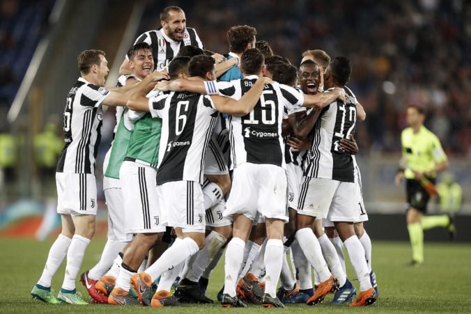 Juventus Turín získal siedme „scudetto“ v sérii, titul spečatil remízou v šlágri kola proti „vlkom“
