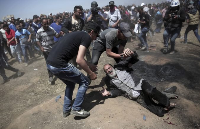 Najkrvavejší deň v Pásme Gazy, násilnosti si vyžiadali desiatky obetí vrátane detí aj bábätka