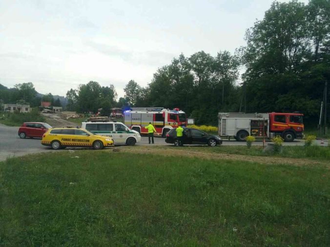 Foto: Vlak s desiatkami detí sa pri obci Porubky zrazil s osobným autom