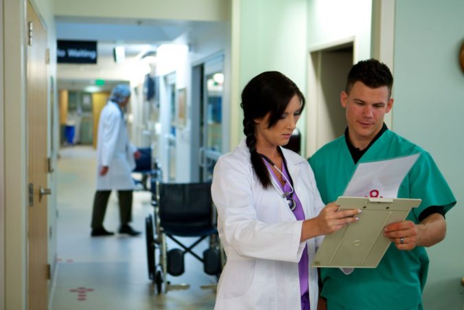 Zdravotnícki asistenti by sa mali premenovať, zmeny čakajú aj stredné zdravotnícke školy