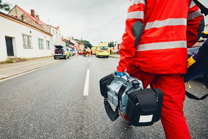 Električka v centre Prahy zrazila dvoch chodcov, záchranári bojovali o ich životy
