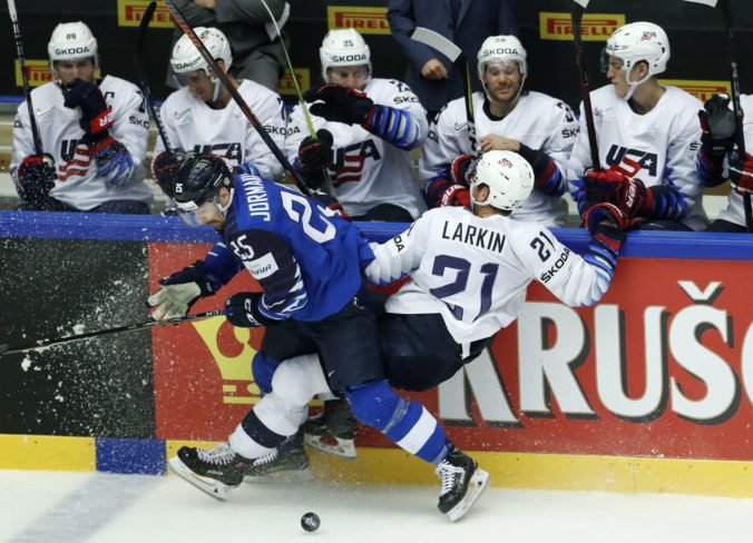 Fínsko na MS v hokeji 2018 nadelilo „šestku“ USA. Aho strelil hetrik, ale dva jeho góly boli kuriózne