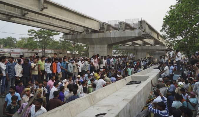 Video: V Indii sa zrútil rozostavaný nadjazd na cestu, obrovský kus betónu zabil viacero osôb
