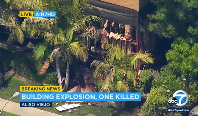 Pri výbuchu v budove v Južnej Kalifornii zahynul muž a zasahovali desiatky hasičov