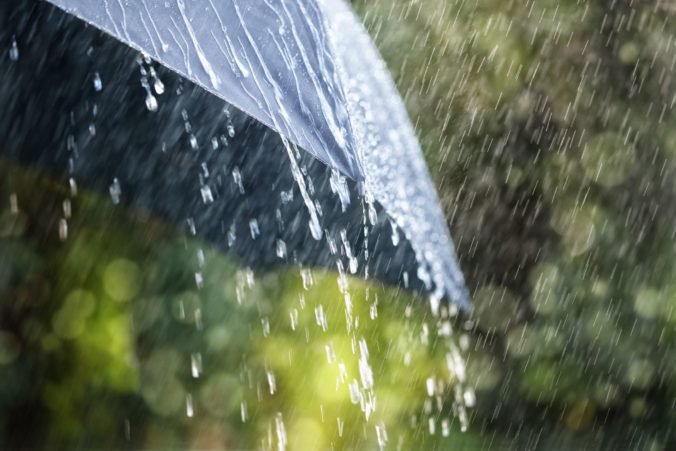 Časť Slovenska potrápi intenzívny dážď, pre 11 okresov je vydaná aj výstraha 2. stupňa
