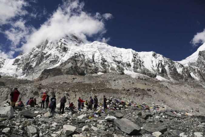 Nepálskemu šerpovi sa podarilo prekonať svetový rekord v počte výstupov na Mount Everest