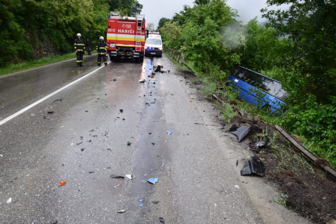 Foto: Vodič Fiatu dostal šmyk, autobus skončil po zrážke prevrátený mimo cesty