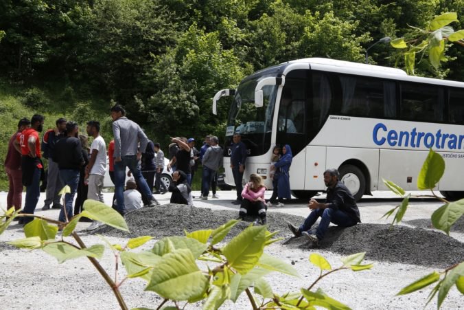 Úrady zablokovali autobusy so stovkami vystrašených utečencov, nachádzajú sa v nich aj deti