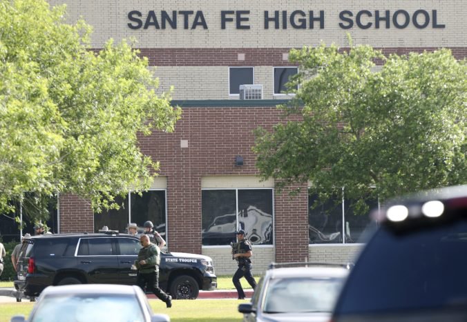 Streľba na strednej škole v Texase si vyžiadala niekoľko obetí, podozrivých zadržali