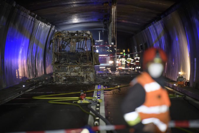 Tunel San Bernardino vo Švajčiarsku museli uzatvoriť po požiari autobusu