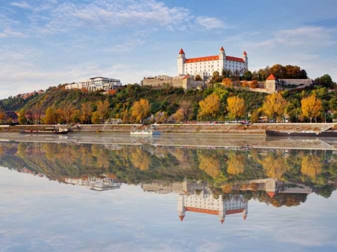 Cezpoľní zarobia v Bratislave v priemere 1471 eur, čo je o 19 % viac ako pôvodní Bratislavčania