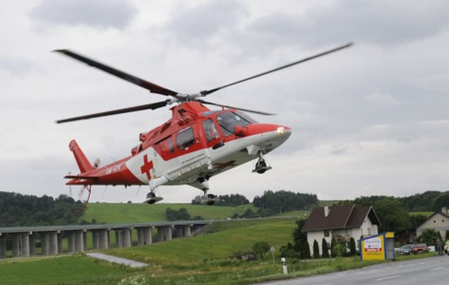 Leteckí záchranári pomáhali lesníkovi, na ktorého pri práci spadol konár