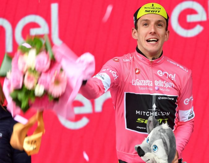 Video: Ružový Simon Yates vyhral svoju tretiu etapu na Giro d’Italia 2018 a zvýšil náskok na čele