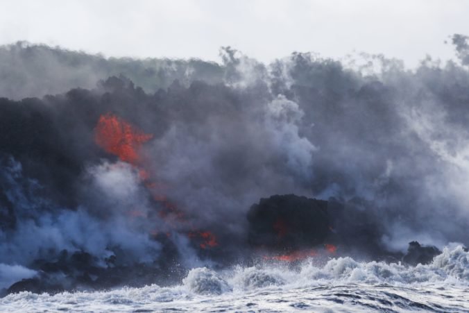 Video: Láva zo sopky Kilauea steká do oceána, úrady varujú pred toxickým plynom a črepinami skla