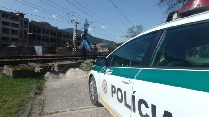 Muž skočil neďaleko Senca pod rútiaci sa vlak, rušňovodič nedokázal zrážke zabrániť