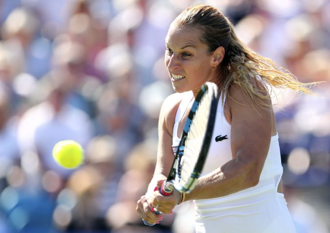 Dominika Cibulková postúpila v Štrasburgu do štvrťfinále, vyradila Maďarku Janiovú