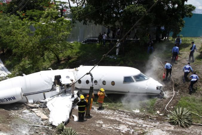 Video: Trup súkromného lietadla sa pri páde v Hondurase zlomil, nehodu prežili všetci cestujúci