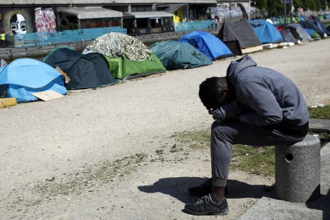 Minister vnútra nariadil v Paríži evakuáciu tisícok migrantov, niekoľko z nich sa už utopilo