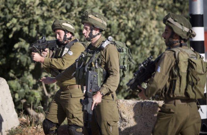 Izrael zaútočil na pozície Hamasu v Pásme Gazy, reagoval tak na zapálenie vojenských stanovíšť
