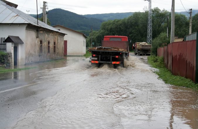 Obec Šípkové po búrke zalialo blato, starostka vyhlásila mimoriadnu situáciu