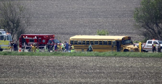 Video: Nákladné auto narazilo do školského autobusu, hlásia zranených