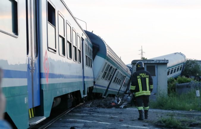 Foto: Nákladiak prerazil závory a zastal na koľajniciach, nevyhol sa tragickej zrážke s vlakom