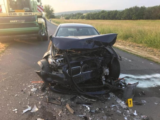 Foto: Vodič BMW prešiel pri Hontianskych Trsťanoch do protismeru, muž v Octavii zrážku neprežil