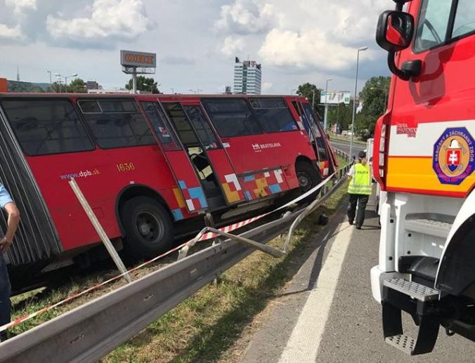 Foto: V Bratislave sa zrazil autobus MHD s autom a skončil mimo cesty