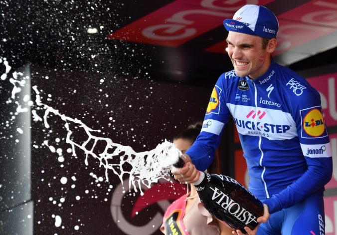 Video: Tesný triumf Schachmanna v 18. etape Giro d’Italia, ružová naďalej pre Yatesa