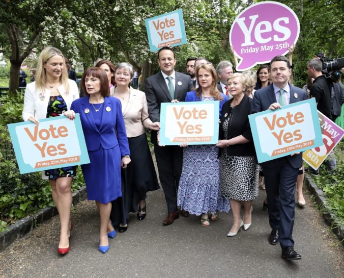 V Írsku sa koná referendum o potratoch, premiér Varadkar adresoval ľuďom výzvu